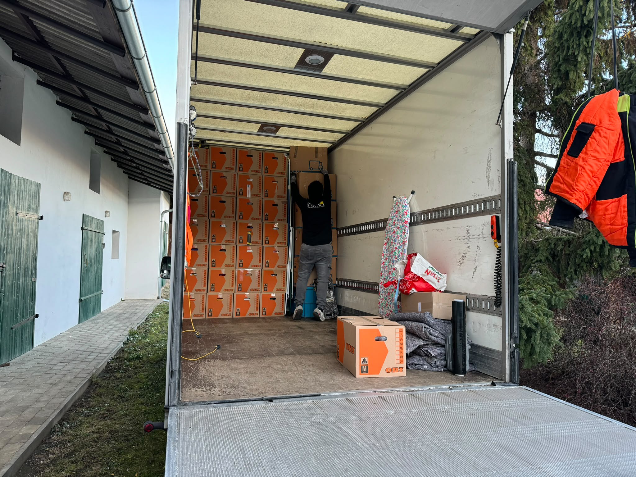 Dutzende Umzugskartons sauber im LKW gestapelt