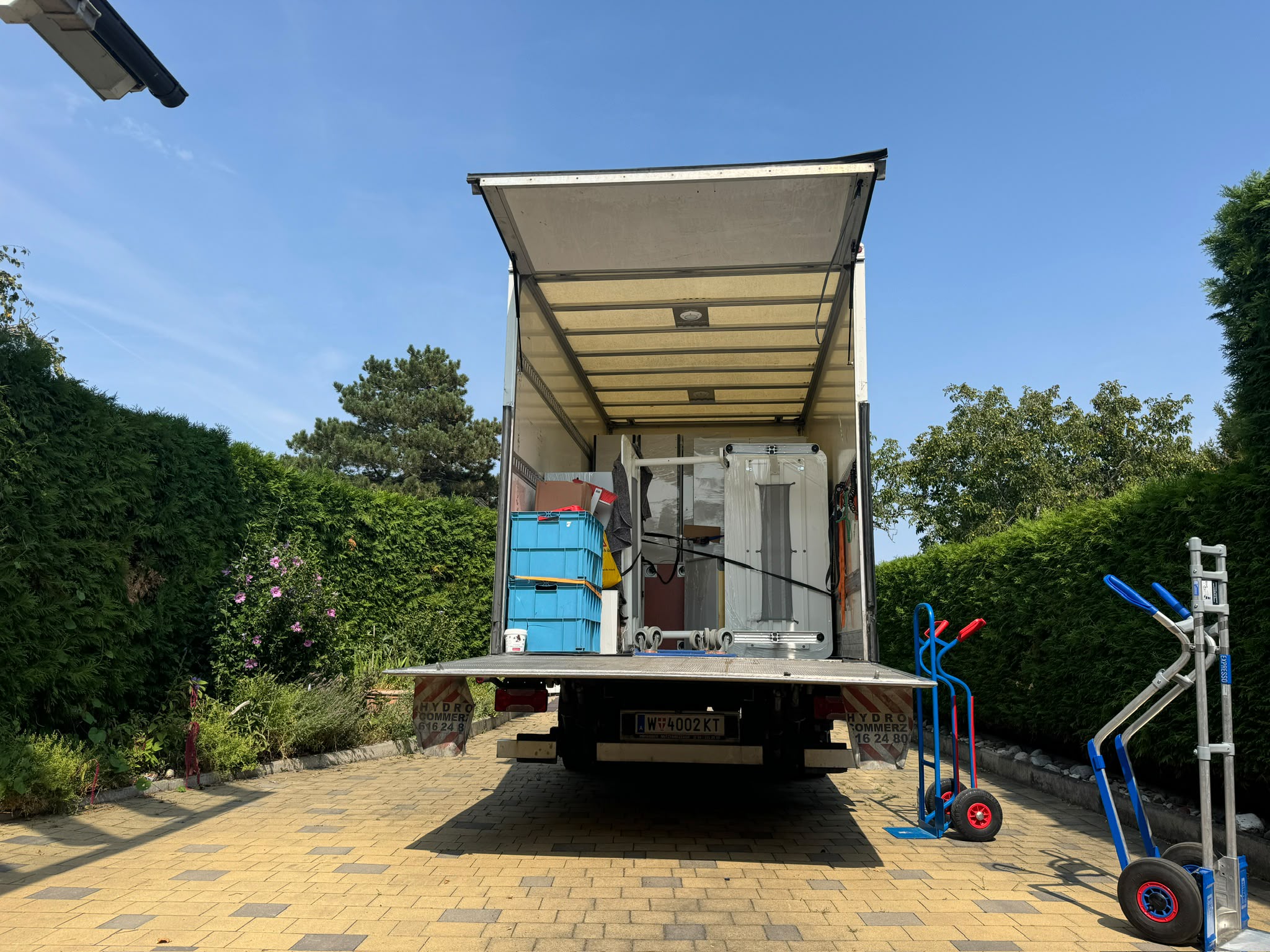 Beladener LKW mit Sackkarren in einer Einfahrt