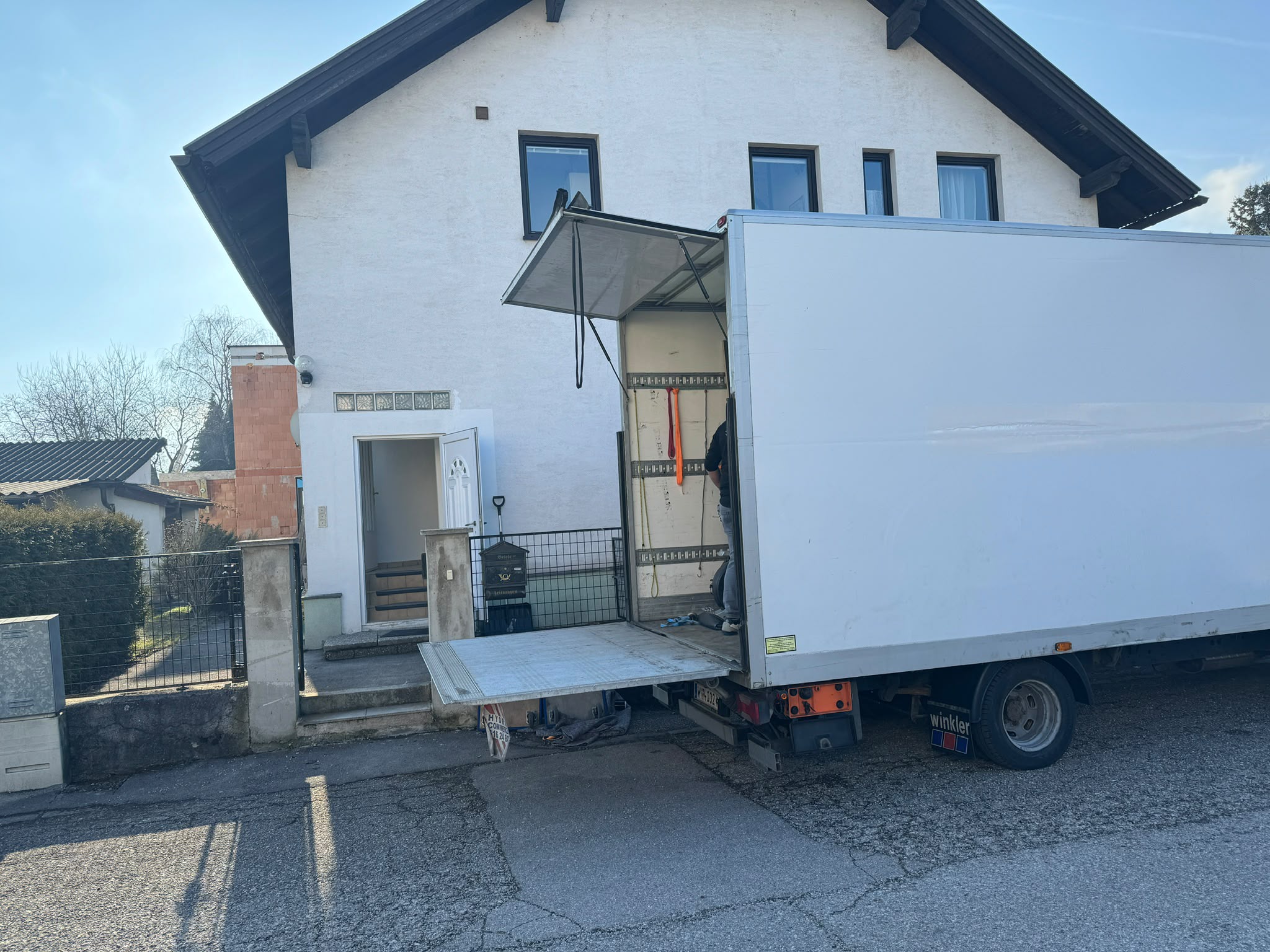 LKW mit Ladebordwand direkt vor dem Hauseingang