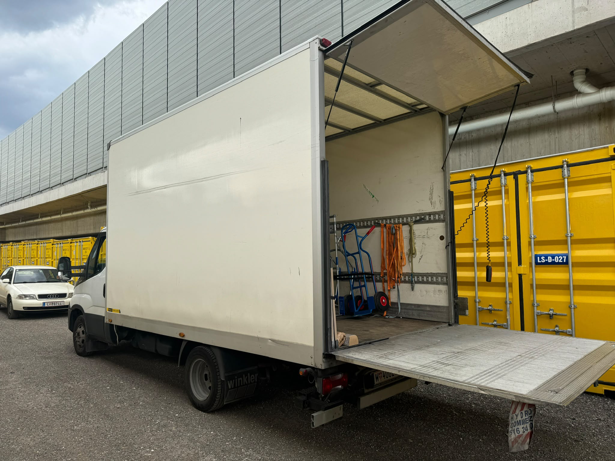 Umzugs-LKW mit Hebebühne, Gurten und Sackkarre