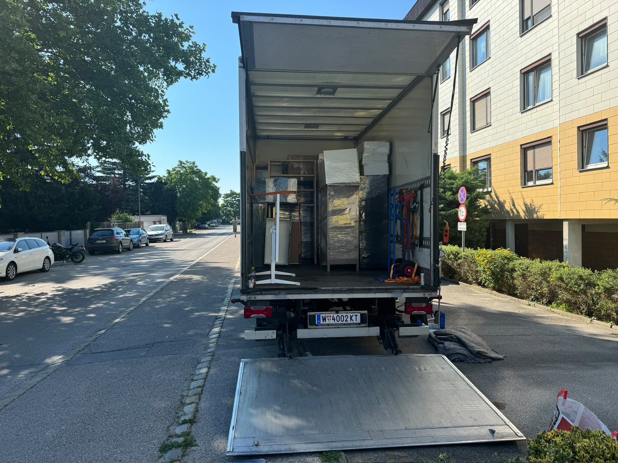Möbel in Stretchfolie, mit Spanngurten im UmzugSmart-LKW gesichert