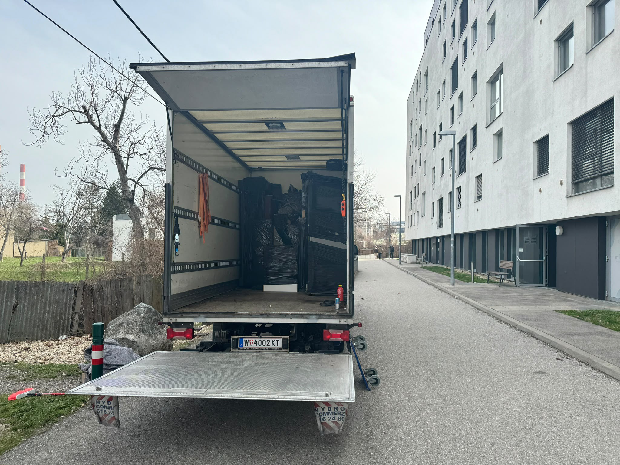 Voll beladener LKW vor einer Wohnanlage